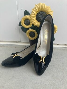 Vintage 80s 90s Black and Gold Low Block Heel Shiny Patent Leather Heels AS IS